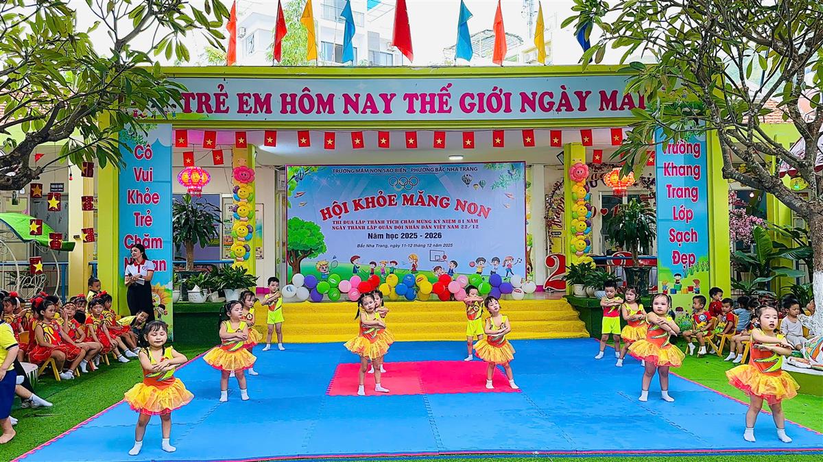 C&aacute;c ch&aacute;u tự tin phần thi đồng diễn